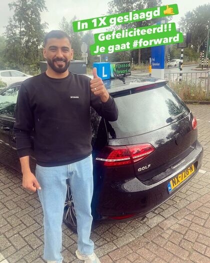 Geslaagde leerling met duim omhoog bij CBR Haarlem