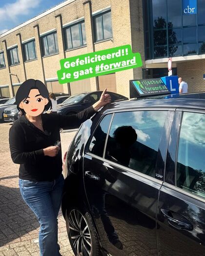 Geslaagde leerling die lachend naar de daklichtbak wijst