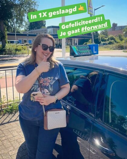 Geslaagde leerling voor de lesauto in de zon