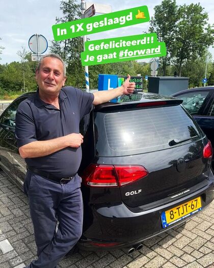 Geslaagde leerling wijst naar het groene felicitatiebord
